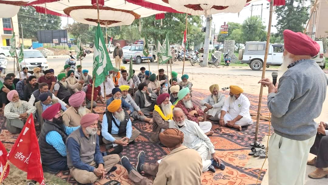 Organizations of the United Kisan Morcha staged a sit-in in front of the office of Cabinet Minister Dr. Ravjot Singh